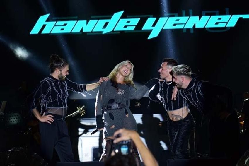 Hande Yener'e sahnede şok! Bir anda sahneye fırladı