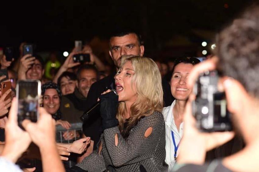 Hande Yener'e sahnede şok! Bir anda sahneye fırladı