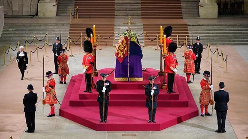 İngiltere Kraliçesi 2. Elizabeth'in cenaze töreninde tarihi görüntüler, son yolculuğuna uğurlandı! 'Terör alarmı verildi, tüm dünya anbean izledi