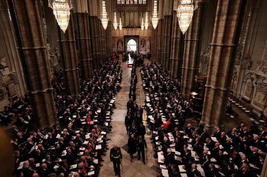 İngiltere Kraliçesi 2. Elizabeth'in cenaze töreninde tarihi görüntüler, son yolculuğuna uğurlandı! 'Terör alarmı verildi, tüm dünya anbean izledi