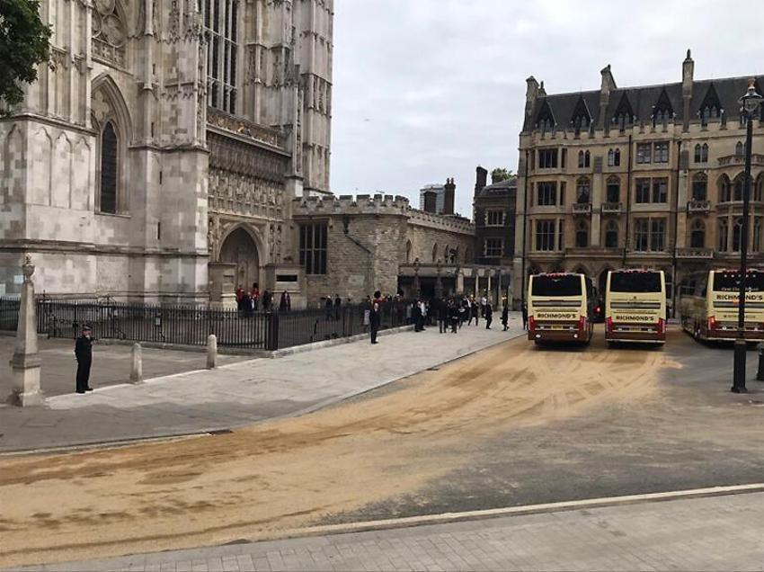 İngiltere Kraliçesi 2. Elizabeth'in cenaze töreninde tarihi görüntüler, son yolculuğuna uğurlandı! 'Terör alarmı verildi, tüm dünya anbean izledi