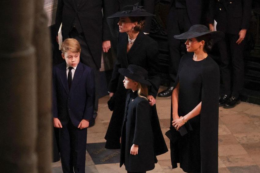 İngiltere Kraliçesi 2. Elizabeth'in cenaze töreninde tarihi görüntüler, son yolculuğuna uğurlandı! 'Terör alarmı verildi, tüm dünya anbean izledi