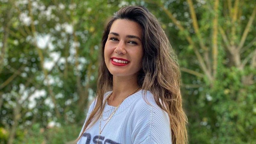 Fenomen Sibil Çetinkaya derin göğüs dekolteli pozuyla olay yarattı!