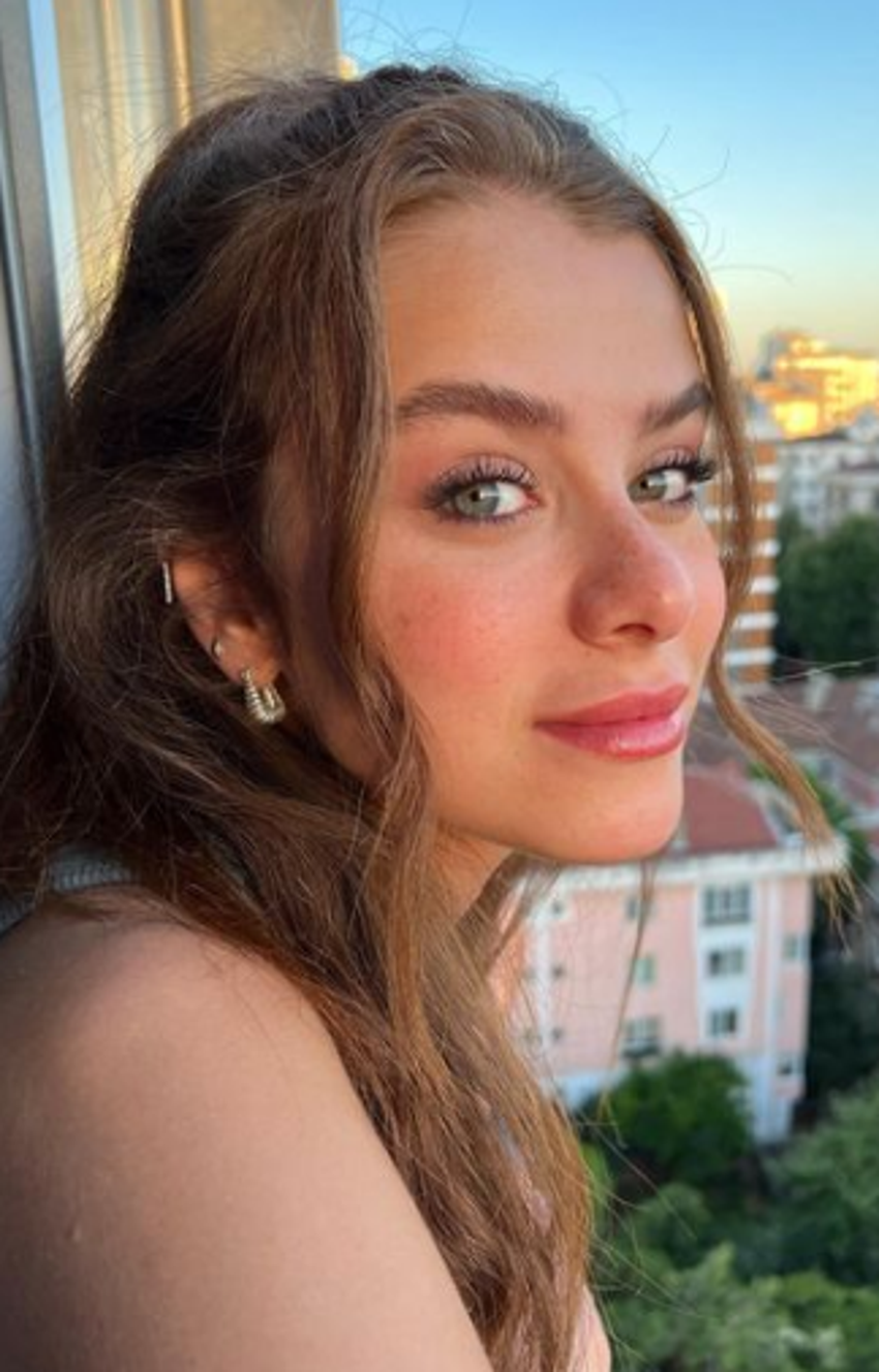 Seversin dizisinin Asya'sı İlayda Alişan'dan mini elbiseli poz!