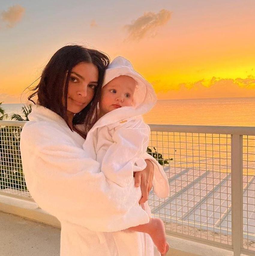 Emily Ratajkowski'nin küvet pozları olay oldu! Sosyal medya ikiye bölündü