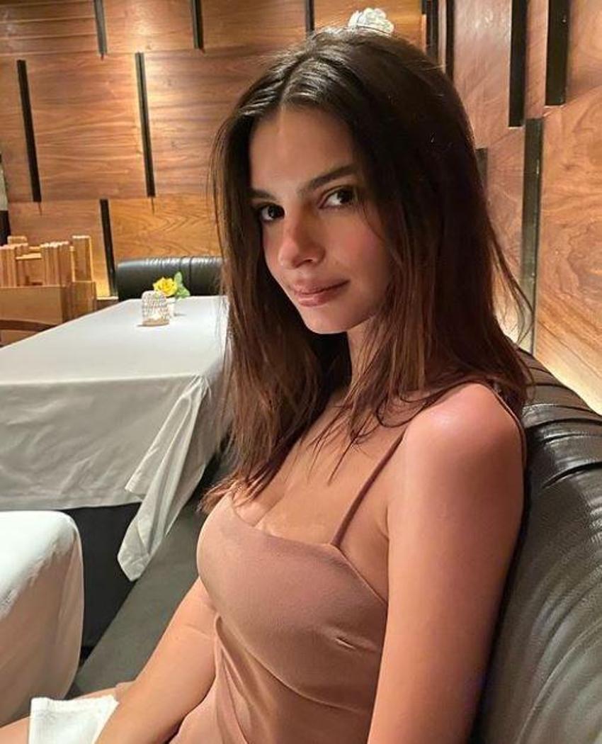 Emily Ratajkowski'nin küvet pozları olay oldu! Sosyal medya ikiye bölündü