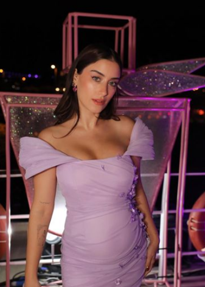 Hazal Kaya'dan karnı burnunda yeni paylaşım!