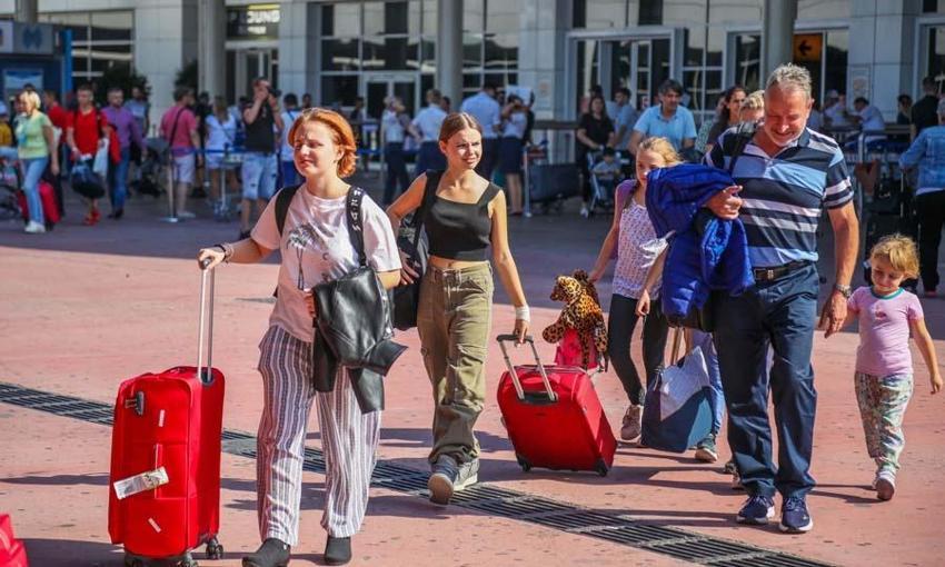 Ruslar Antalya'ya akın ediyor! Rusya'dan charter uçuşlar, ekim sonuna kadar dolu