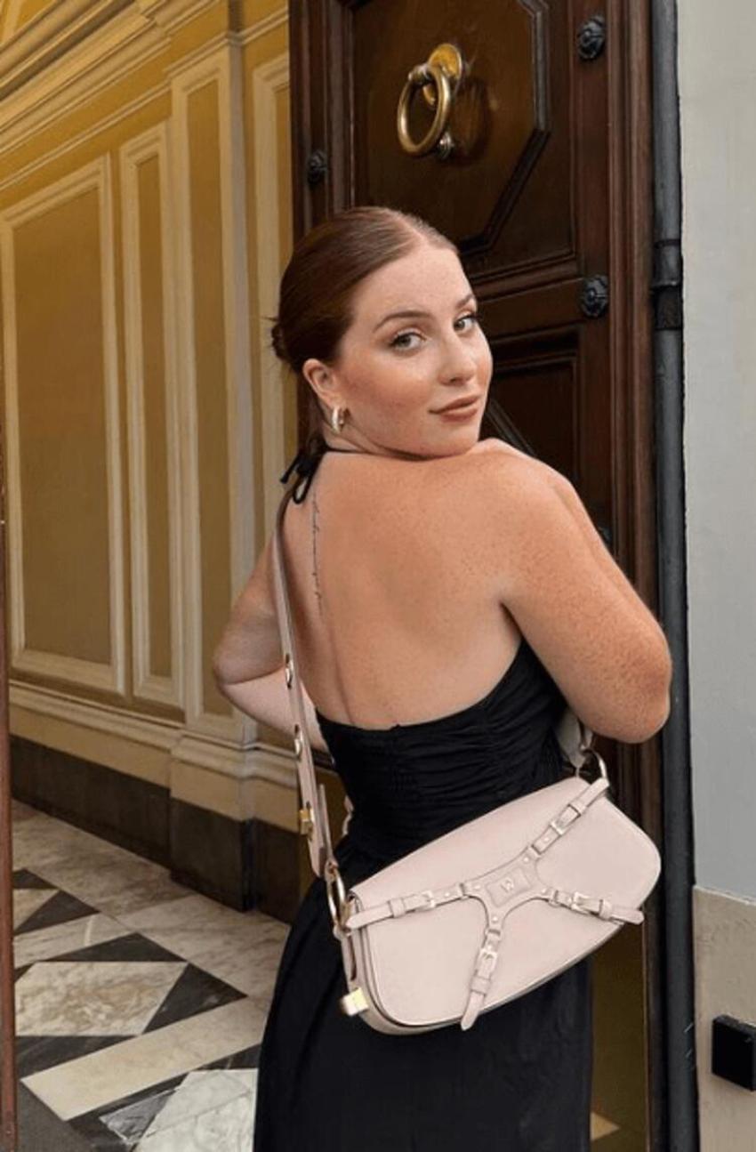 Zeynep Özkaya aşka geldi! Sevgilisiyle havuz paylaşımı olay oldu