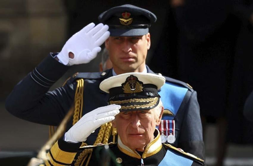 İngiltere'de yeni Kral 3. Charles ile kraliyet sembolü 70 yıl sonra değişti!