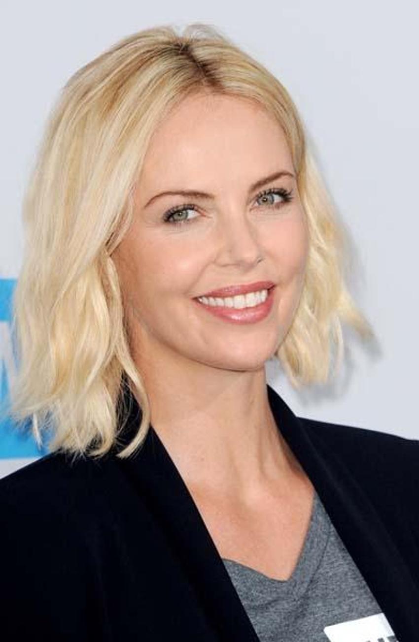 Charlize Theron: Yönetmenler ne giyeceğime karışıyorlardı