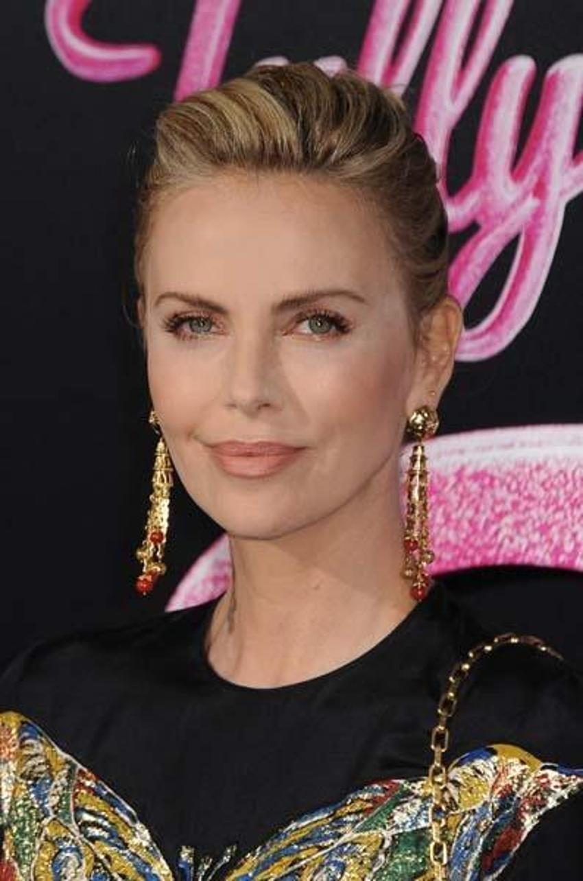 Charlize Theron: Yönetmenler ne giyeceğime karışıyorlardı
