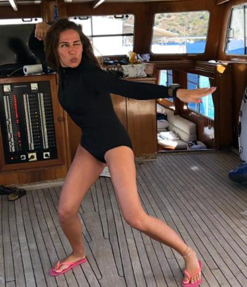 Özge Borak'tan tekne pozları! 'Süper kahraman edasıyla dalarım"