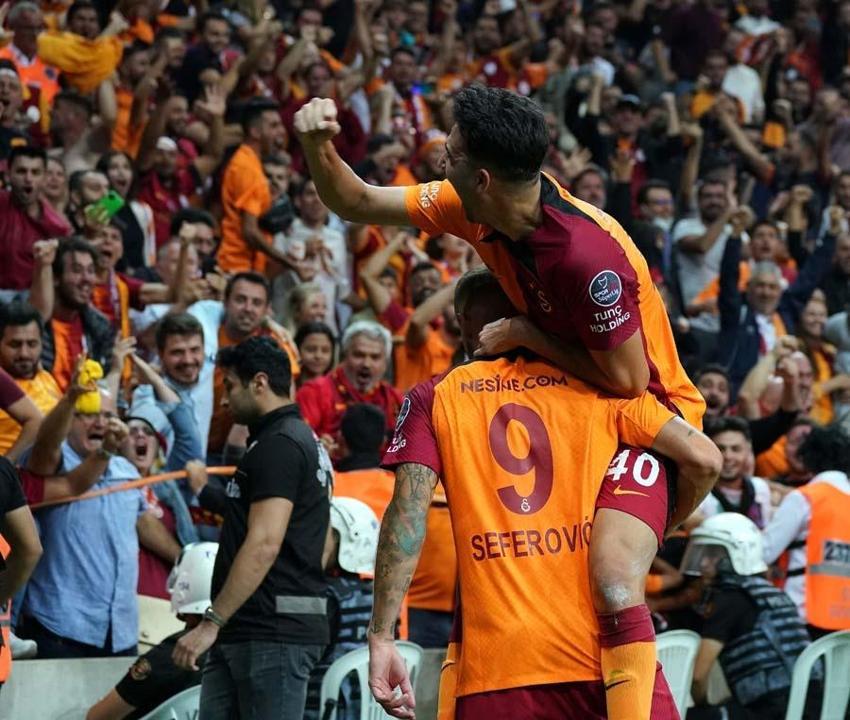 Galatasaray'da Okan Buruk'tan şaşırtan karar! Adana deplasmanında Bafetimbi Gomis 11'de Mauro Icardi kulübede...