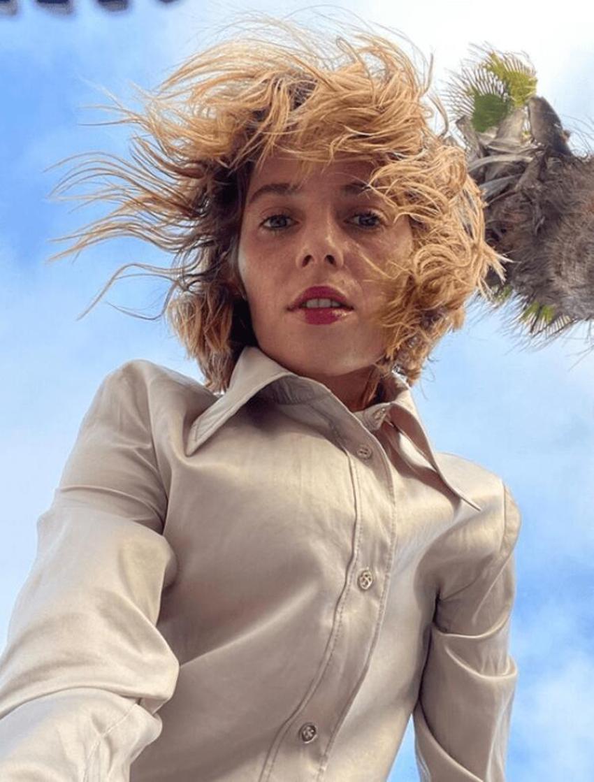 Maya Hawke annesinin izinden gidiyor! 