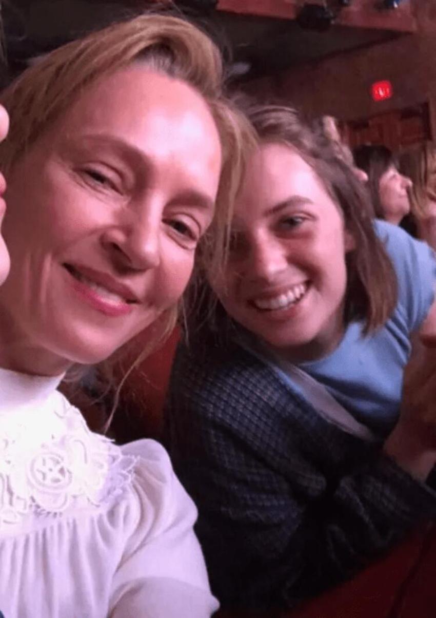 Maya Hawke annesinin izinden gidiyor! 