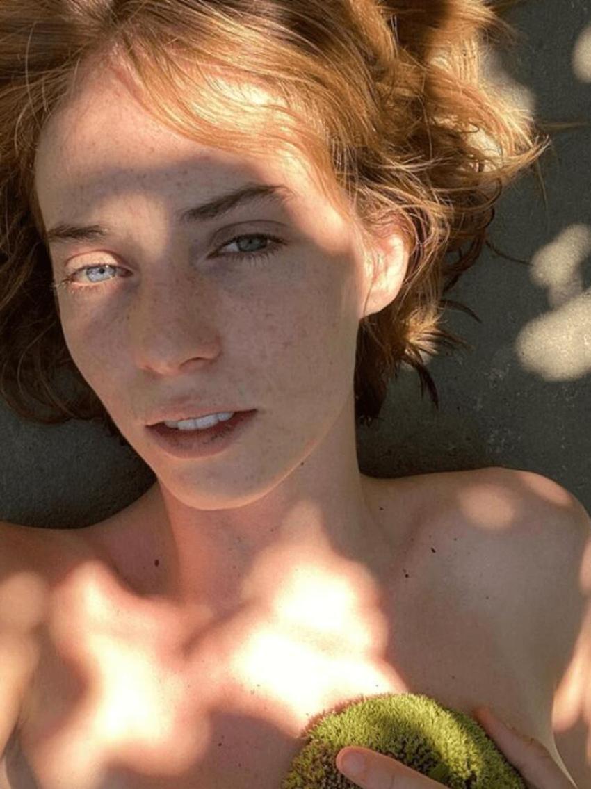 Maya Hawke annesinin izinden gidiyor! 