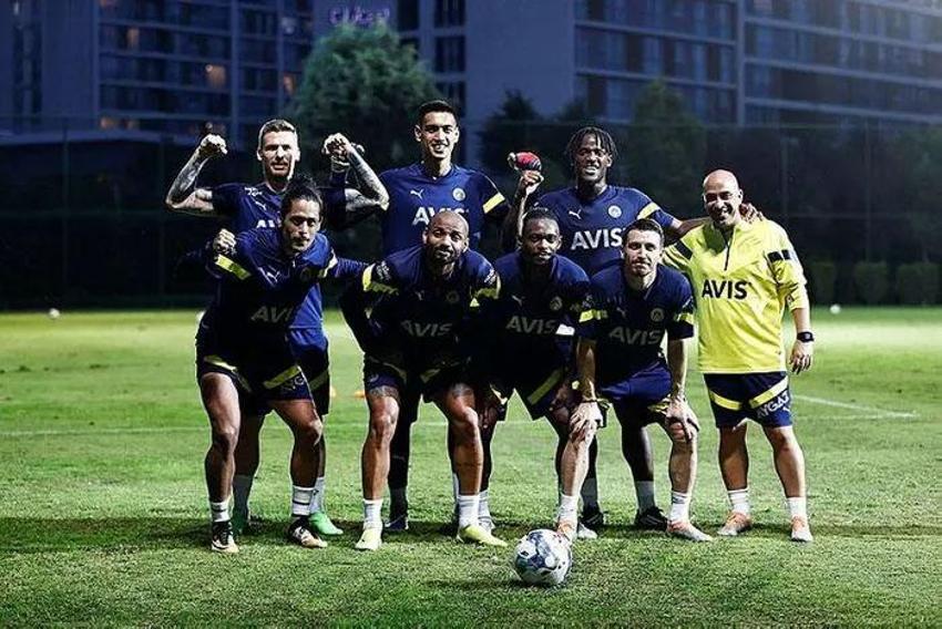 Fenerbahçe'de peş peşe ayrılıklar! Yeni takımı netleşti...