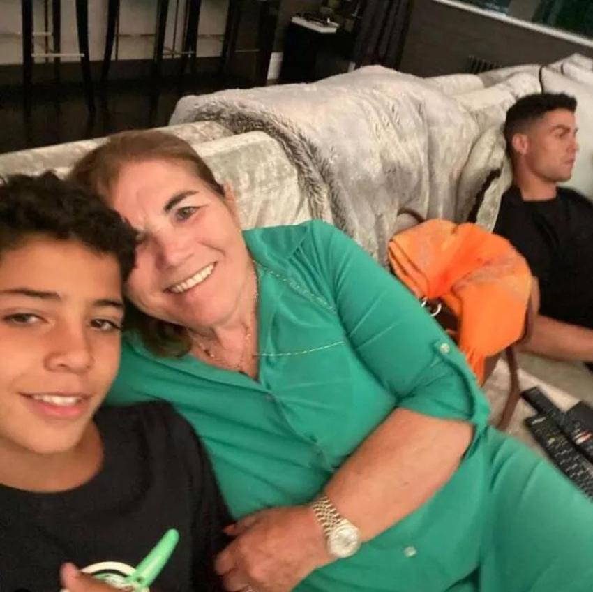 Cristiano Ronaldo'ya yapılan eleştiriler kız kardeşini çıldırttı: Hastasınız, ruhsuzsunuz, nankörsünüz, aptalsınız! Annesinden çarpıcı transfer planı...