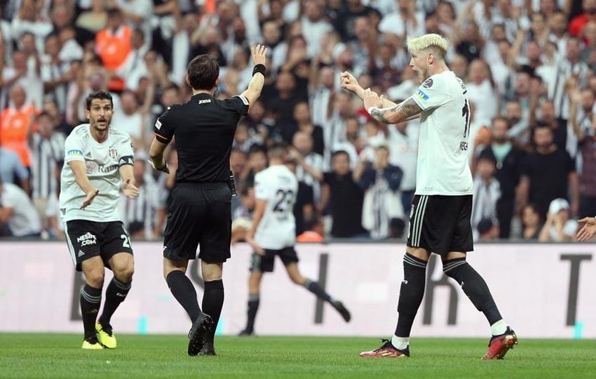 Kritik derbiye sayılı saatler kala büyük şok! Yıldız futbolcu sakatlandı iki takımın 11'leri belli oldu