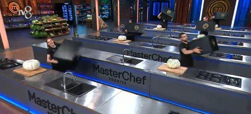 Masterchef Türkiye'de kim elendi? 2 Ekim 2022 Pazar Masterchef’e veda eden kim oldu? Masterchef Türkiye'de eleme gecesi! Mehmet şef elenen ismi açıkladı