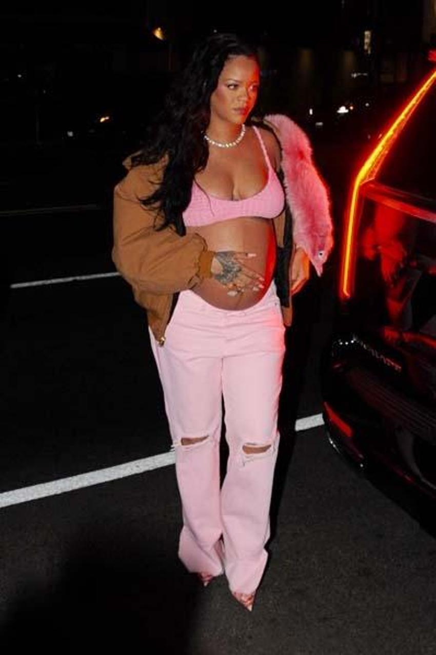 Rihanna transparan elbisesiyle zor anlar yaşadı!