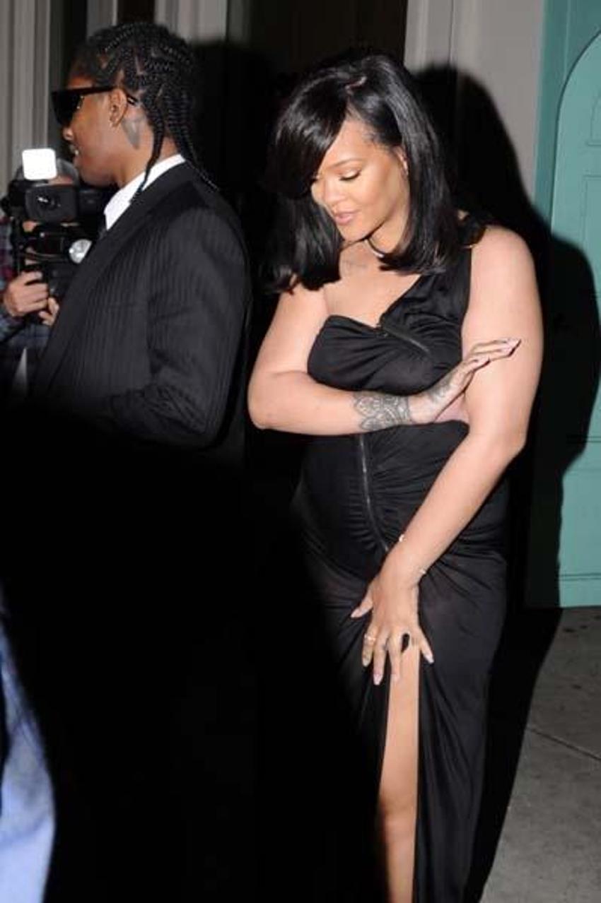Rihanna transparan elbisesiyle zor anlar yaşadı!