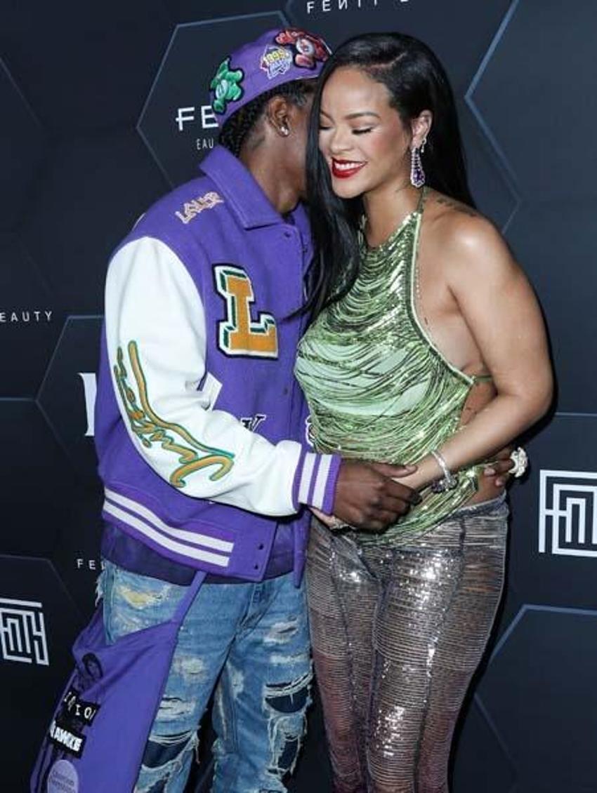 Rihanna transparan elbisesiyle zor anlar yaşadı!