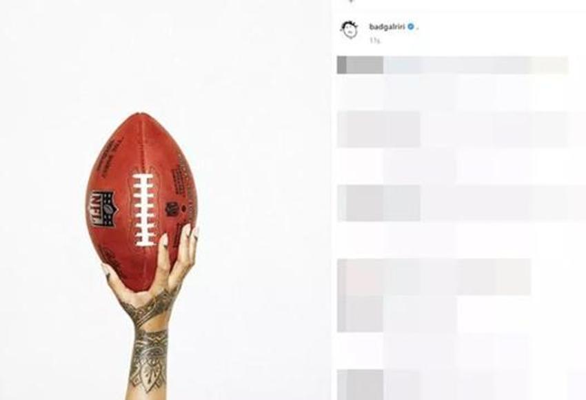 Rihanna transparan elbisesiyle zor anlar yaşadı!