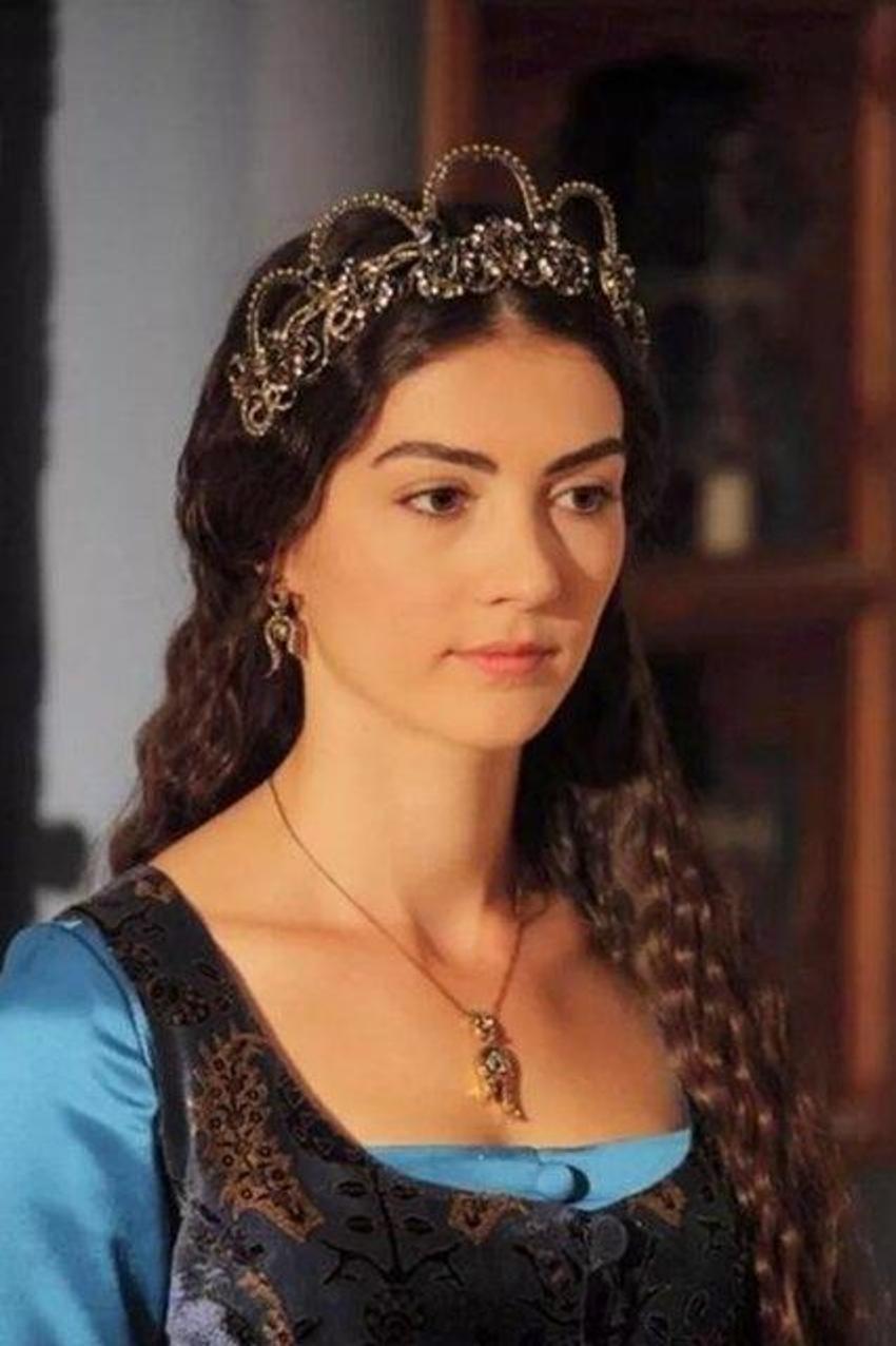 Burcu Özberk'in yıllar içerisindeki değişimi herkesi şaşırttı!