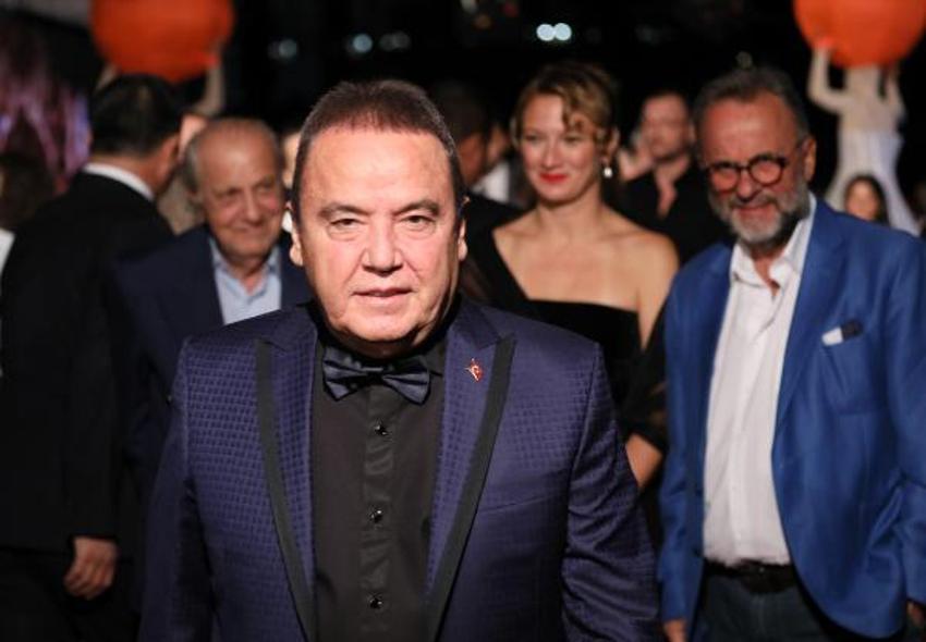 Altın Portakal'da 'kırmızı halı' şıklığı