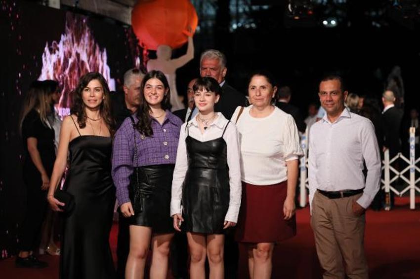 Altın Portakal'da 'kırmızı halı' şıklığı