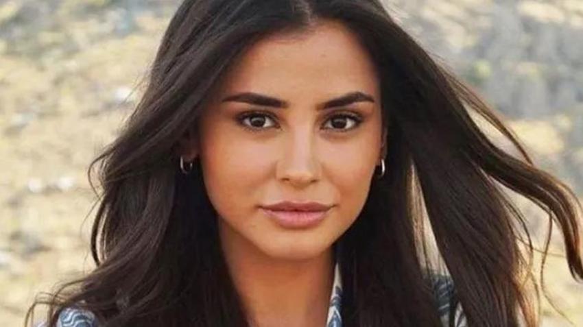 Hazal Çağlar gömleğinin düğmelerini açıp poz verdi! 'Yine bomba gibi döndün'