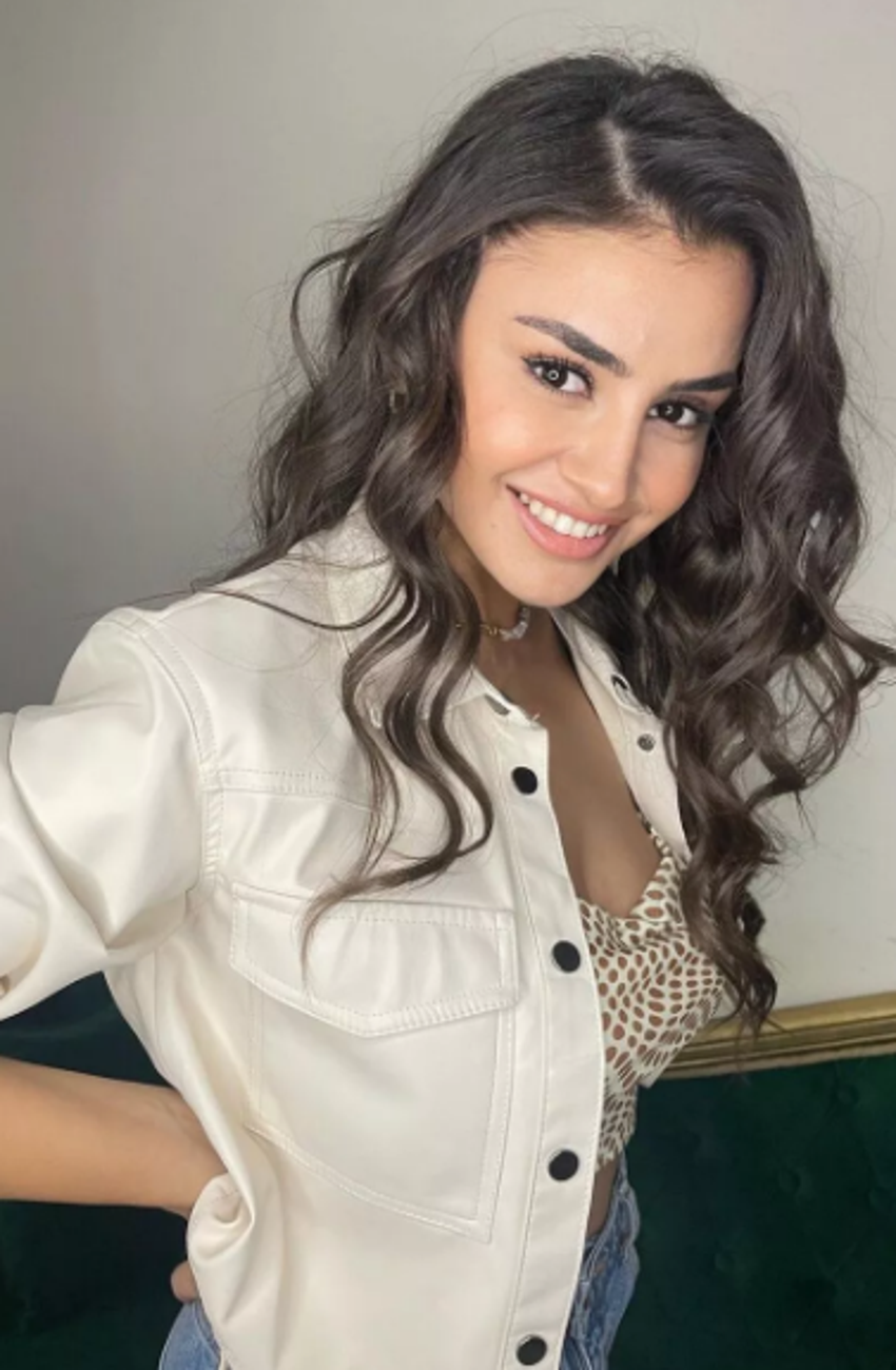 Hazal Çağlar gömleğinin düğmelerini açıp poz verdi! 'Yine bomba gibi döndün'
