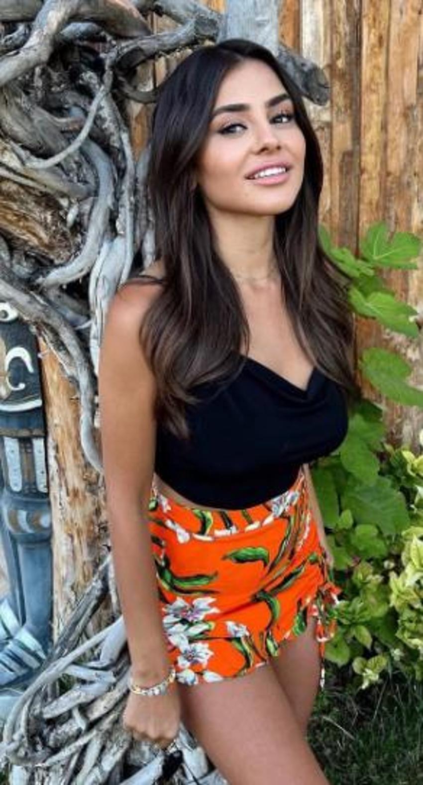 Hazal Çağlar gömleğinin düğmelerini açıp poz verdi! 'Yine bomba gibi döndün'