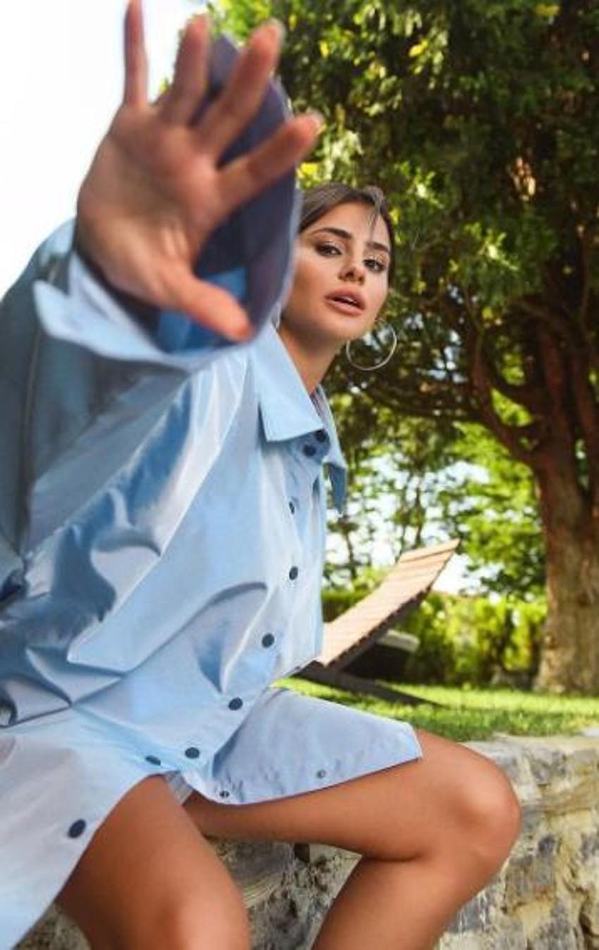 Hazal Çağlar gömleğinin düğmelerini açıp poz verdi! 'Yine bomba gibi döndün'