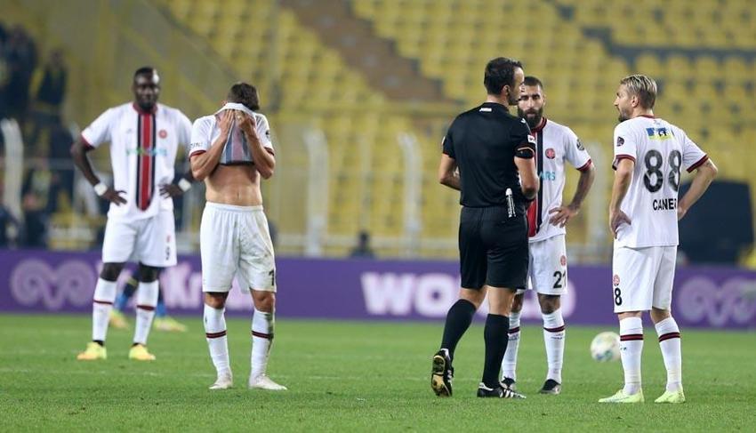 Herkes alkış aldı 3 futbolcu hariç: İnat edip oynatırsan işte böyle ecel terleri dökersin