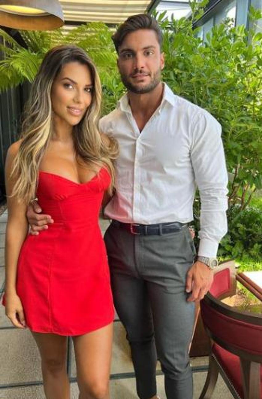 Ekin Su Cülcüloğlu Roma'da fiziğini sergiledi! Bir marka için poz verdi