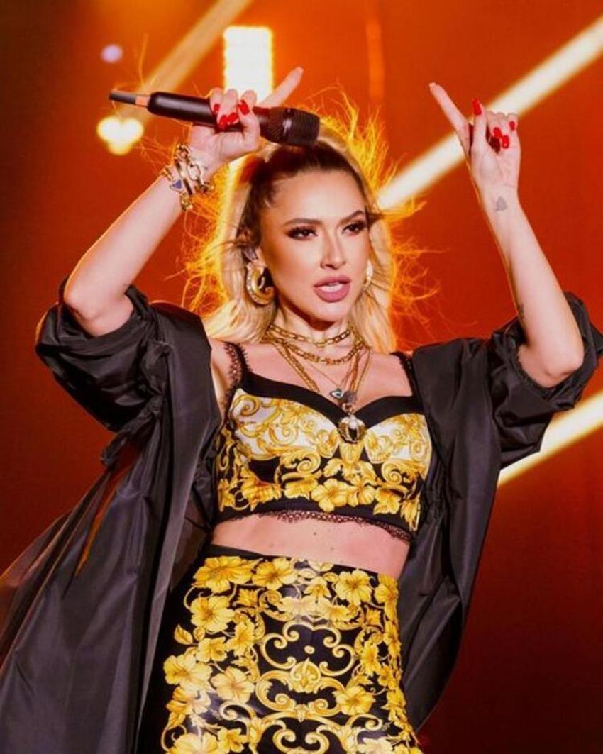 Hadise'den Mehmet Dinçerler'e gönderme!