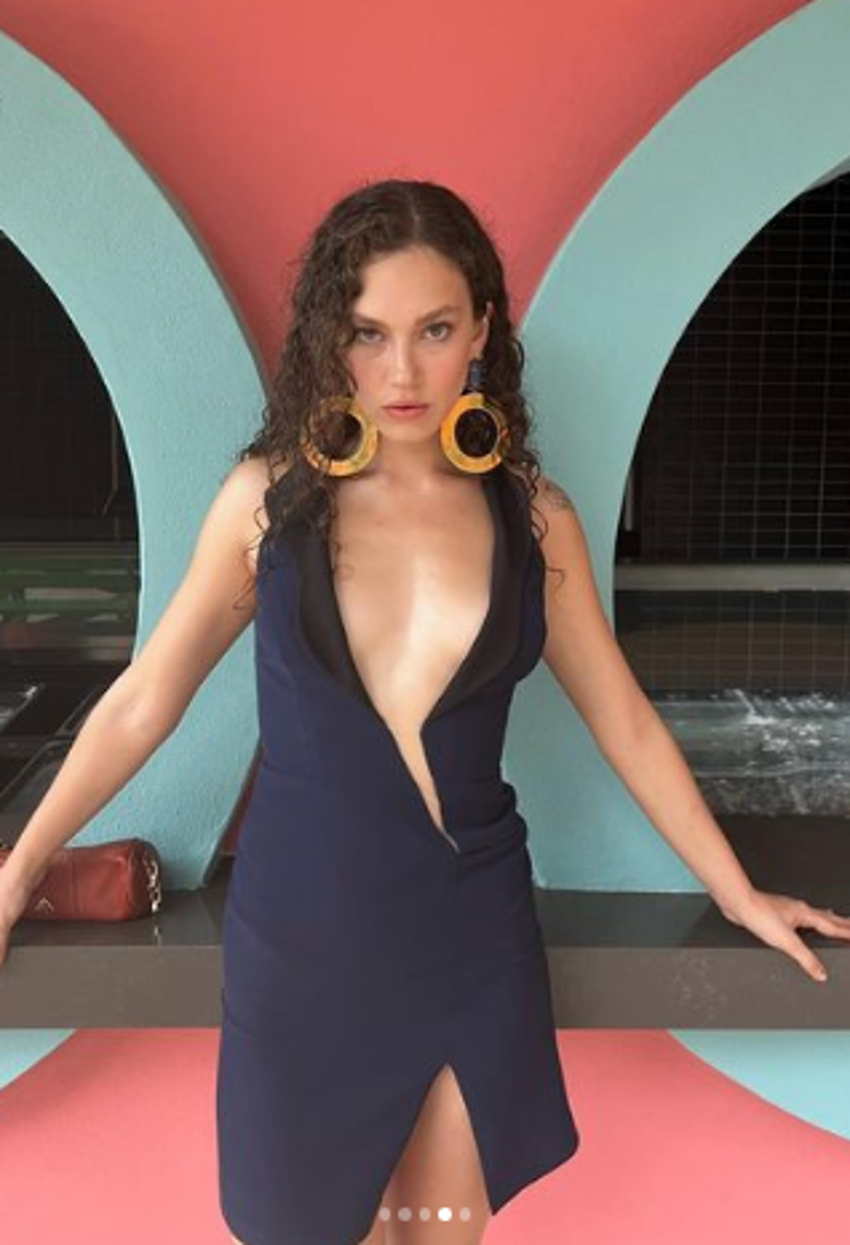 Melisa Şenolsun derin göğüs dekoltesiyle poz verdi! Zeynep Bastık'tan yorum gecikmedi