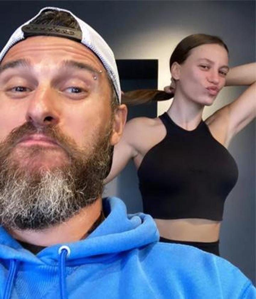 Serenay Sarıkaya'dan sıfır makyaj paylaşım!