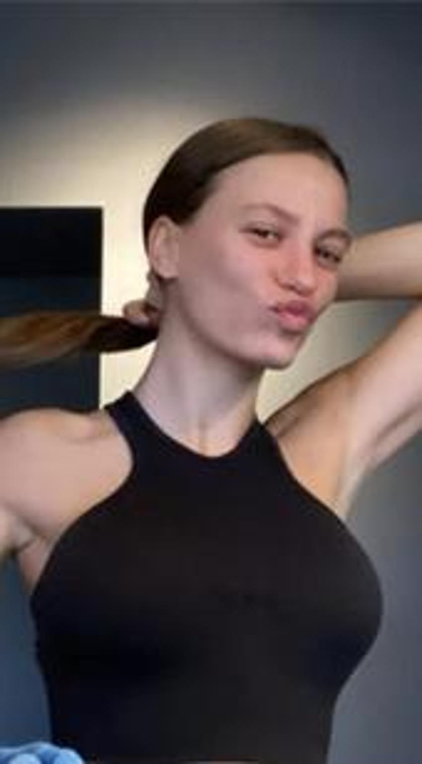 Serenay Sarıkaya'dan sıfır makyaj paylaşım!