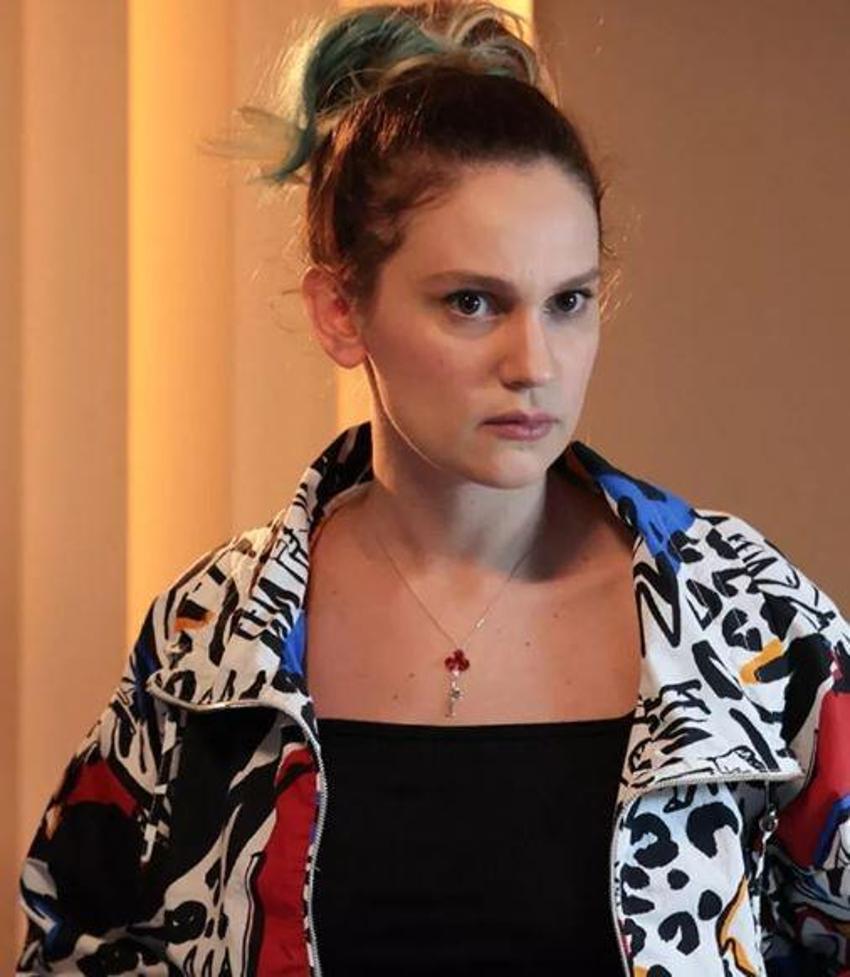 Nihal Yalçın'ın farklı renkteki çorapları dikkat çekti! 'Aklım başımda'