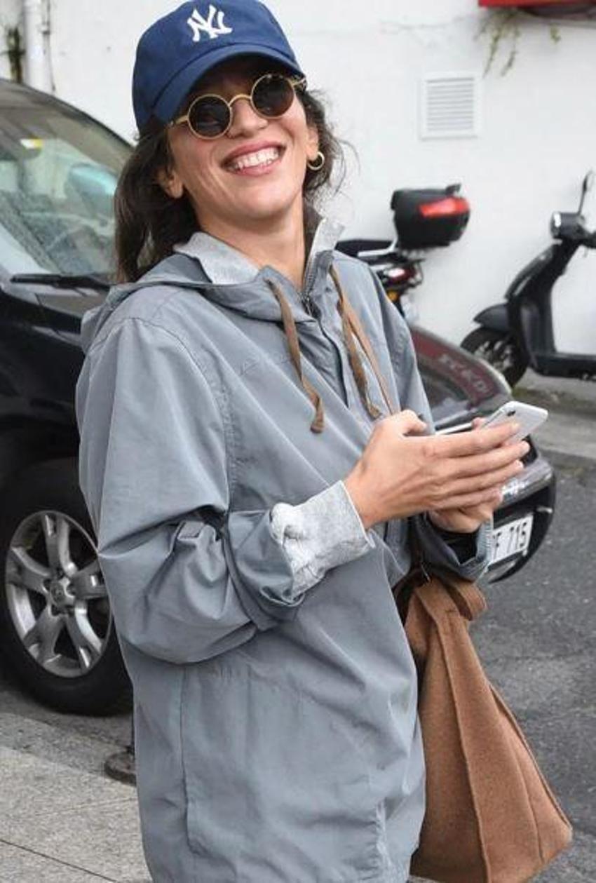 Nihal Yalçın'ın farklı renkteki çorapları dikkat çekti! 'Aklım başımda'