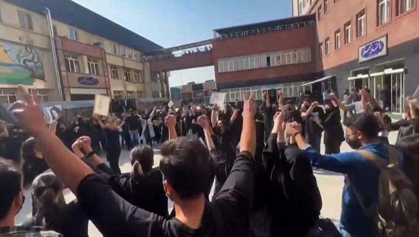 İran alev alev! Tahran'daki Evin Hapishanesi'nde çatışma ve siren sesleri...