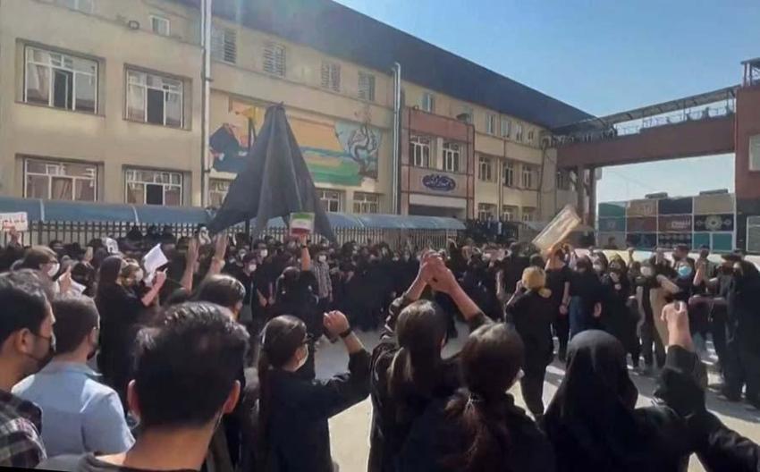 İran alev alev! Tahran'daki Evin Hapishanesi'nde çatışma ve siren sesleri...
