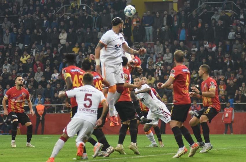 Galatasaray Kayseri'de dağıldı! Okan Buruk çılgına döndü ceketini çıkardı ve...