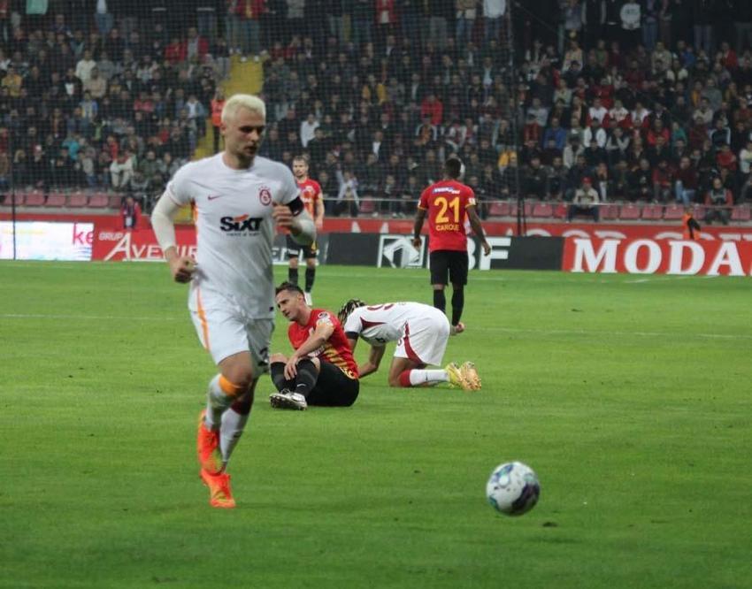 Galatasaray Kayseri'de dağıldı! Okan Buruk çılgına döndü ceketini çıkardı ve...
