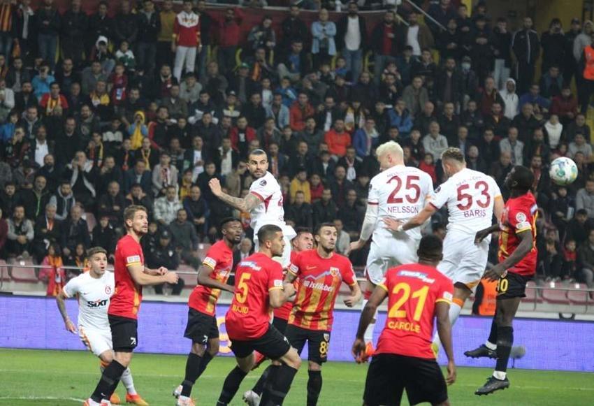 Galatasaray Kayseri'de dağıldı! Okan Buruk çılgına döndü ceketini çıkardı ve...