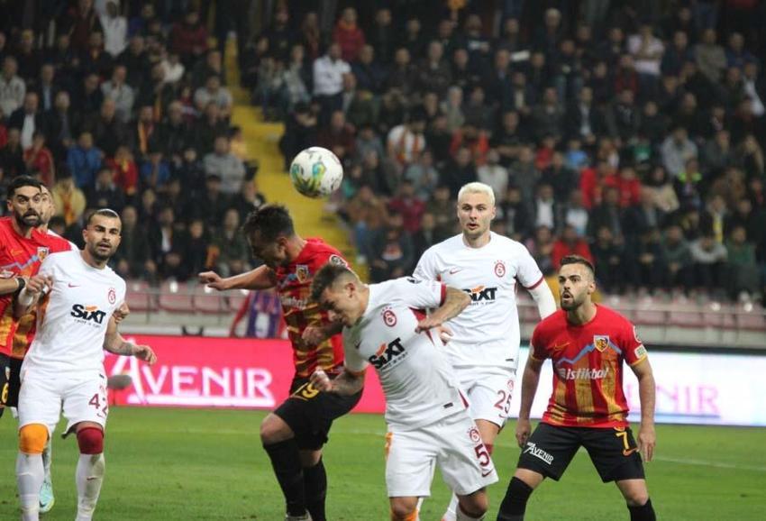 Galatasaray Kayseri'de dağıldı! Okan Buruk çılgına döndü ceketini çıkardı ve...